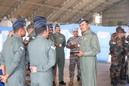 Air Marshal Manikantan Discussing With Other Officers