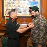Army Chief Fecilitates Lt Col Mohanlal