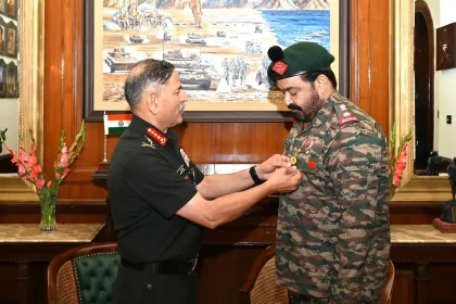 Army Chief Fecilitates Lt Col Mohanlal