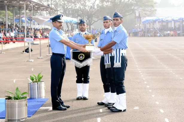 Air Vice Marshal Venkat T Mare Giving Trophy