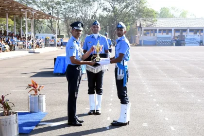 Officer Giving Award 2