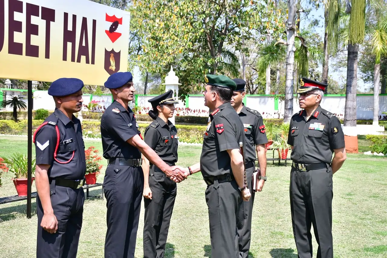 Lt Gen Dhiraj Seth Shaking Hands