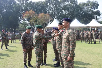 Lt Gen Katiyar Commending Officers and Soldiers