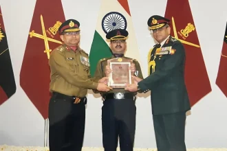 Lt Gen Sengupta Presenting Award 1
