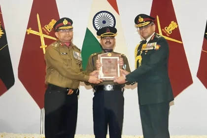 Lt Gen Sengupta Presenting Award 1