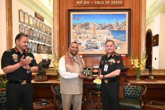 Officer Presentig Memento