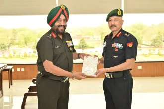 Lt Gen Manjinder Singh Presenting Memento
