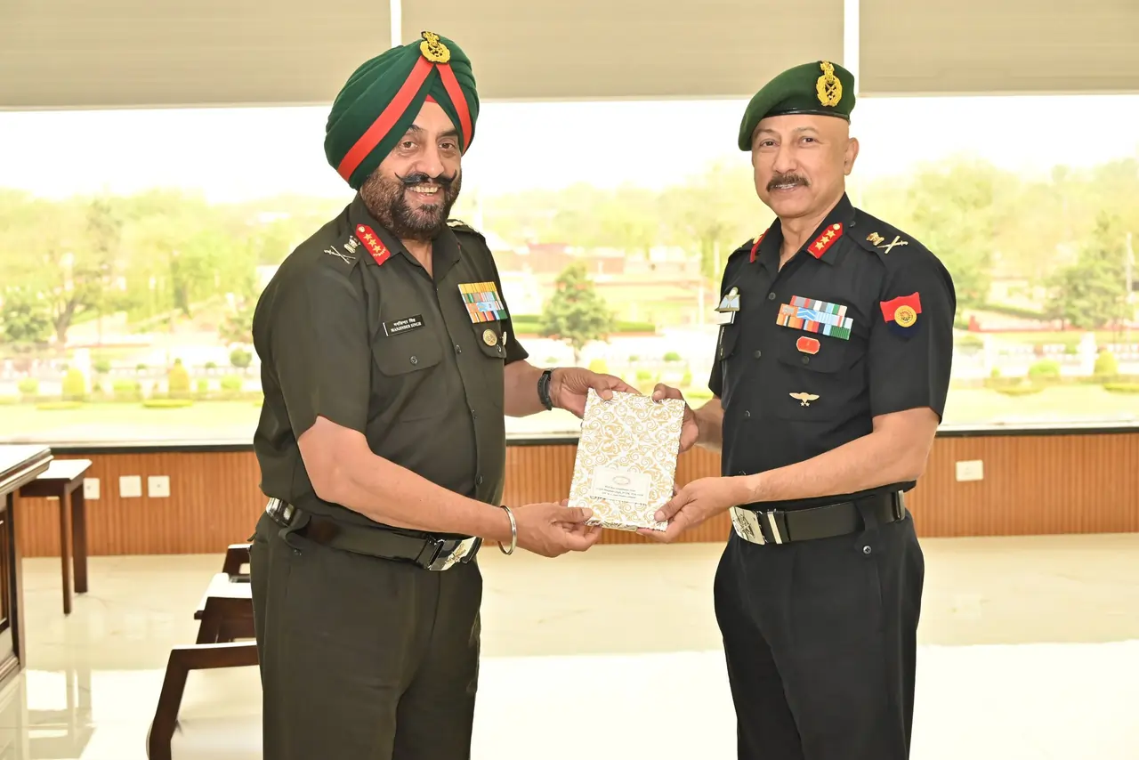 Lt Gen Manjinder Singh Presenting Memento