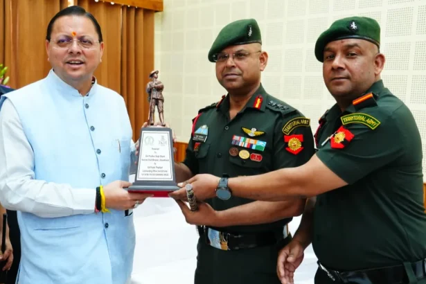 CM Of Uttrakhand Giving Trophy