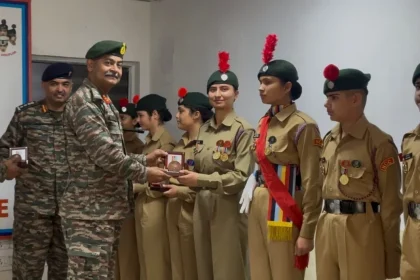 Officer Giving Award 1