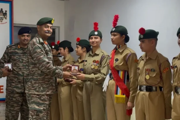 Officer Giving Award 1