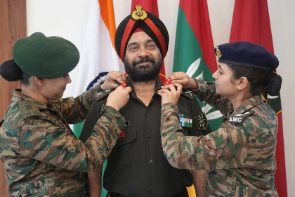 Meet Proud Father Pipped by His Two Army Officer Daughters