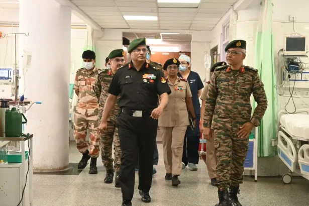 Maj Gen Amul Kapoor with Other Officers 1
