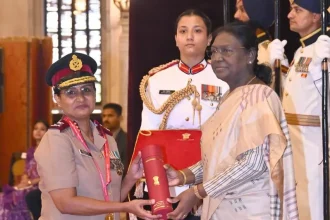 Major General Lissamma PV Receiving Award