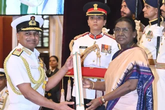 Admiral Krishna Swaminathan Getting PVSM from President