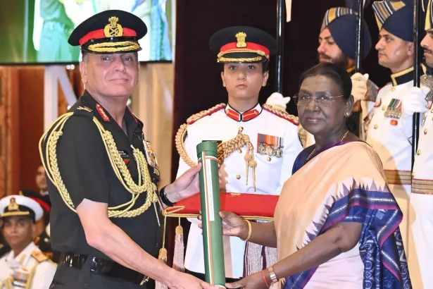 Lt Gen Dhiraj Seth Getting UYSM from President
