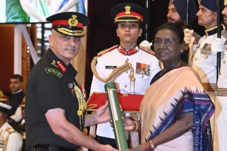 Lt Gen Rajiv Ghai Getting SVSM from President