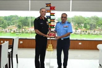 DGMS IAF Air Mshl Sandeep Thareja Receiving Memento