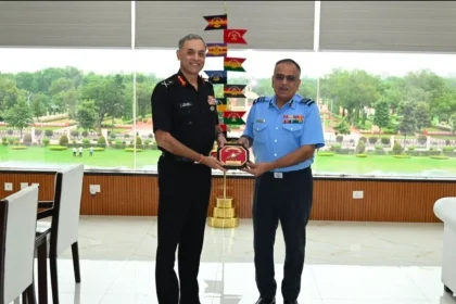 DGMS IAF Air Mshl Sandeep Thareja Receiving Memento