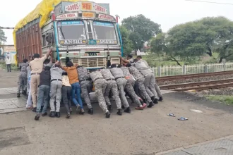 QRT of 10th Battalion Special Armed Forces Averts Major Tragedy by Clearing Stalled Truck from Railway Tracks in Sagar