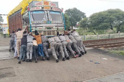QRT of 10th Battalion Special Armed Forces Averts Major Tragedy by Clearing Stalled Truck from Railway Tracks in Sagar
