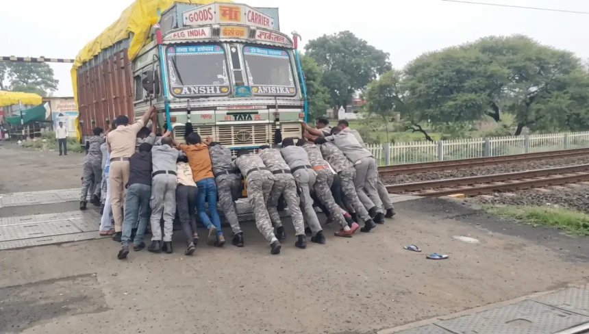QRT of 10th Battalion Special Armed Forces Averts Major Tragedy by Clearing Stalled Truck from Railway Tracks in Sagar
