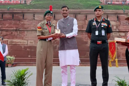 Raksha Rajya Mantri Shri Sanjay Seth Giving Award