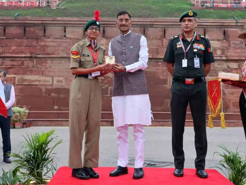 Raksha Rajya Mantri Shri Sanjay Seth Giving Award