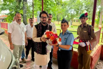 Shri Anurag Thakur with Officer