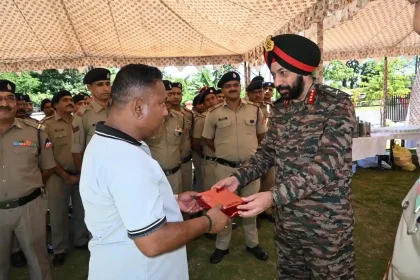 Lt Gen Harpal Singh Giving Gift