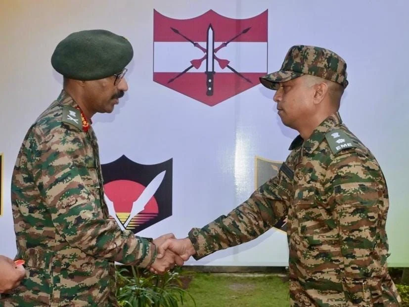 Lt Gen VMB Krishnan Shaking Hands 2