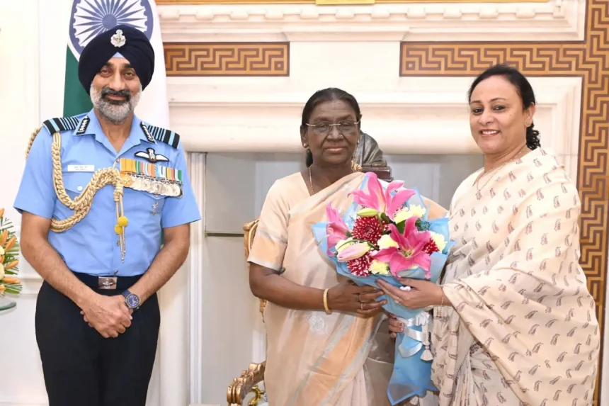 Air Chief Marshal AP Singh Meets President Droupadi Murmu at Rashtrapati Bhavan Along With Wife Sarita Singh