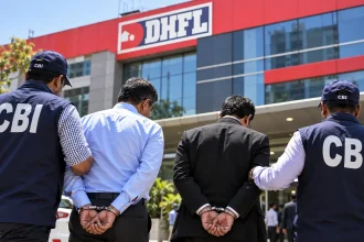 DHFL जांच से जुड़े ₹1 करोड़ रिश्वत मामले में CBI ने IRS अधिकारी और वकील को गिरफ्तार किया